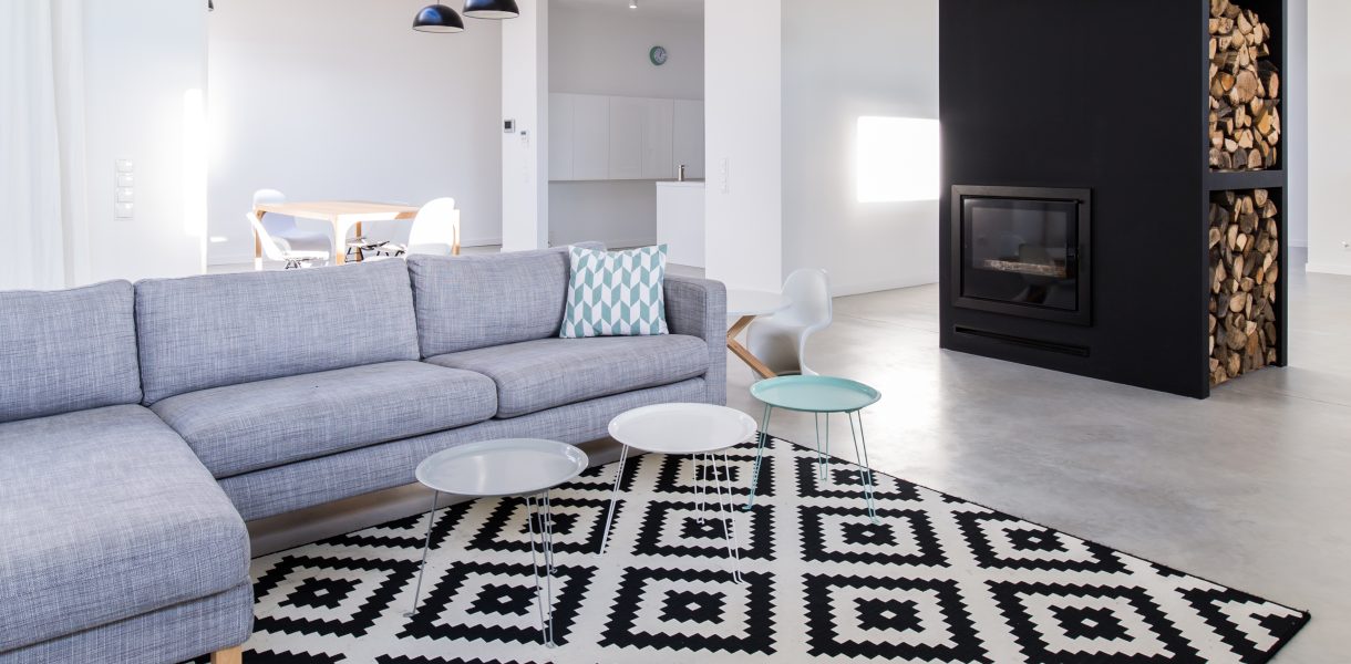Alfombra moderna en un salón contemporáneo y luminoso