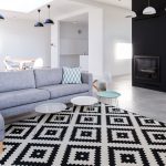 Alfombra moderna en un salón contemporáneo y luminoso
